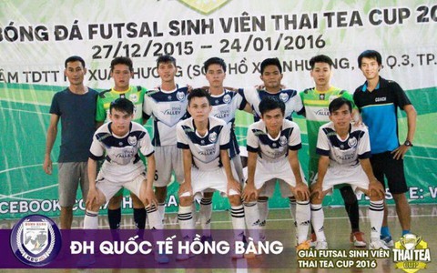 Sinh viên cuồng nhiệt với trận chung kết bóng đá gay cấn