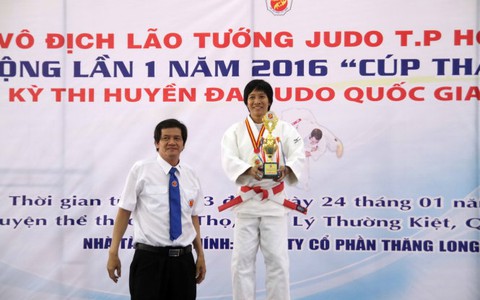 “Cô gái vàng” Phương Trinh
vô địch... lão tướng