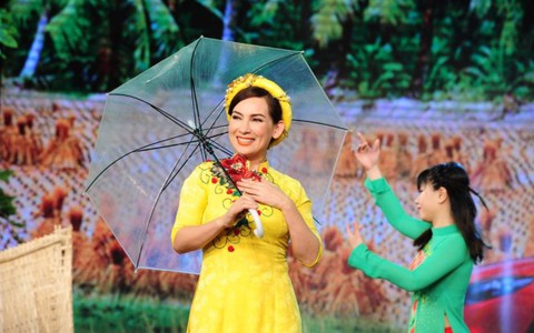 Xem Phi Nhung hát Cô Thắm về làng