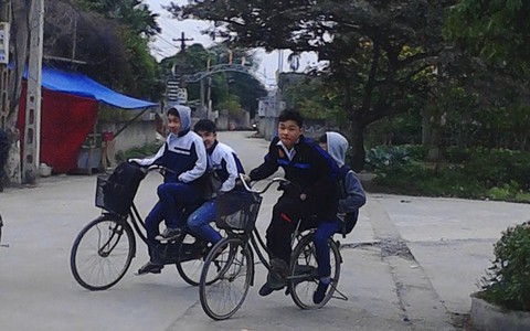 Nghỉ rét, "loa" báo muộn làm khổ học sinh