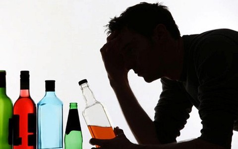 Đá chết bạn trong khi đánh bài uống rượu