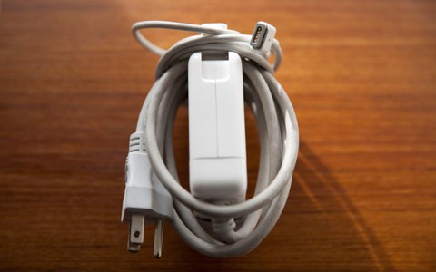 Apple thu hồi sạc máy Mac, iPhone vì nguy cơ điện giật