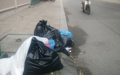 “Đừng bỏ rác ở đây, rác làm tắc cống gây ngập nước”