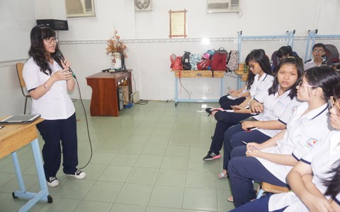 Học sinh tập viết sách