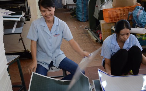 Cô công nhân đi sớm về trễ
