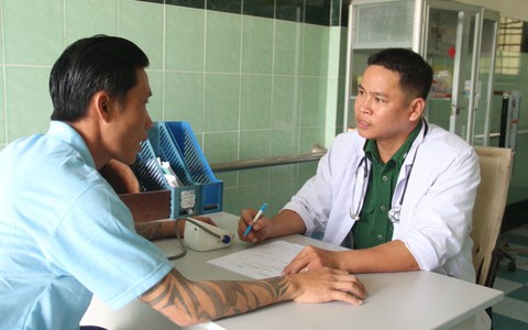 Người thầy thuốc nhẹ nhàng cho bệnh nhân bớt nặng nề