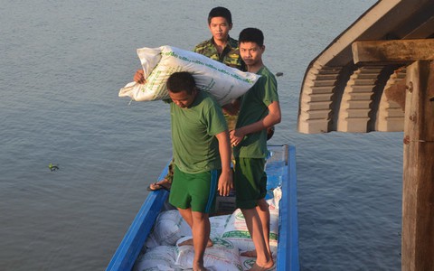 Bắt giữ vụ vận chuyển đường cát lớn qua biên giới