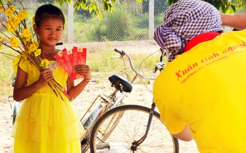 ​Sinh viên chụp ảnh tết cho trẻ em biên giới