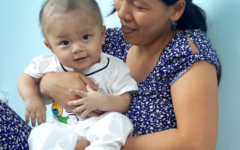 Trao tiền bạn đọc ủng hộ bé trai bị đâm thấu sọ