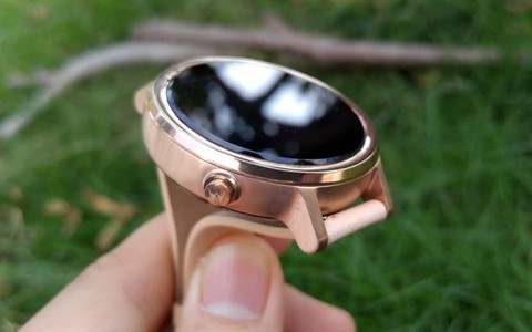 Cận cảnh Moto 360 vàng hồng có mặt tại VN