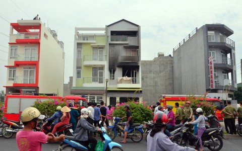 8 xe chữa cháy một căn nhà 4 tầng