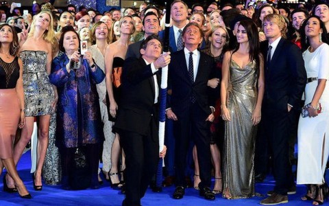 Ben Stiller lập kỷ lục thế giới với gậy selfie dài 8,56m