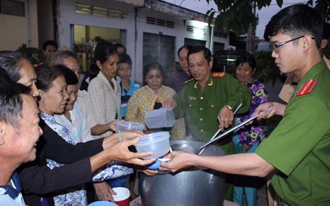 Vị đại tá Công an nấu cháo cho người nghèo chúc tết bạn đọc