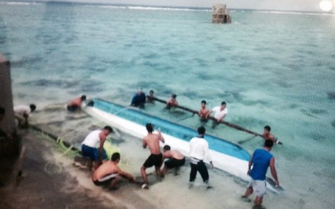 Bộ đội đảo Sinh Tồn cứu một ngư dân Philippines
