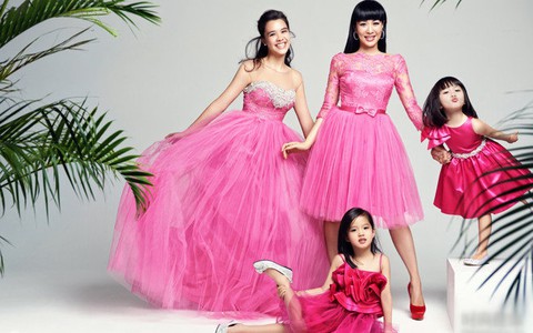​Chung Lệ Đề đưa gia đình sang Việt Nam ăn Tết
