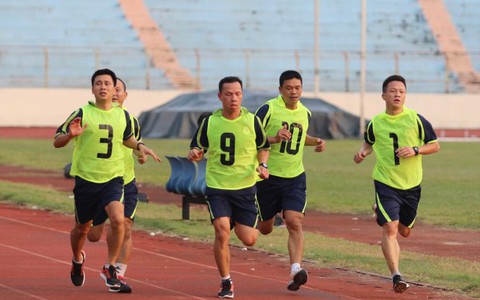 Ba trợ lý trọng tài thi rớt thể lực
