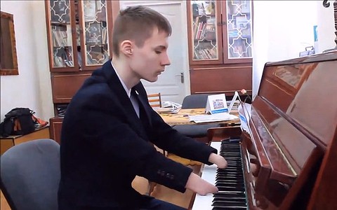 Xem chàng trai cụt tay chơi piano du dương điệu nghệ