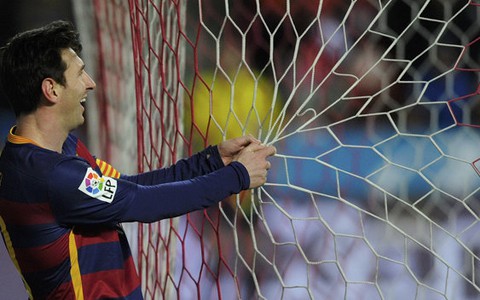 Messi chạm cột mốc 300 bàn thắng, Barca bỏ xa Atletico 6 điểm