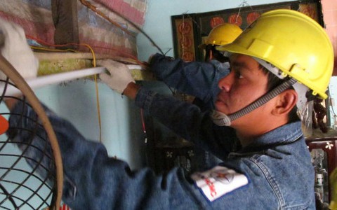 Giúp 1.000 hộ khó khăn
có điện an toàn