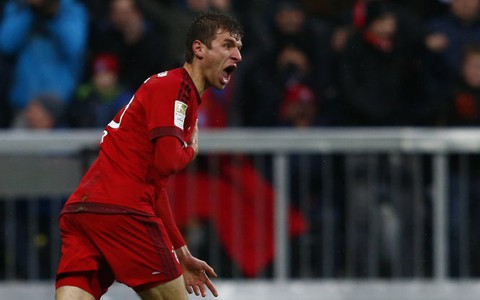 Mueller lập siêu phẩm, Bayern bỏ xa Dortmund 11 điểm