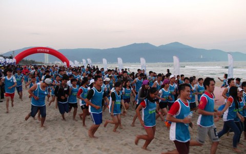 5.000 người chạy chân trần trên biển Đà Nẵng