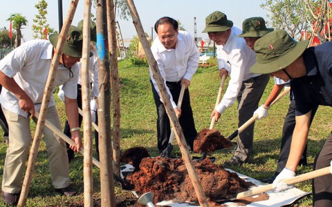 Lễ trồng cây ở bia Rạch Chiếc