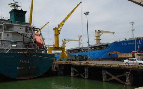 Doanh nghiệp kêu trời vì phí cảng