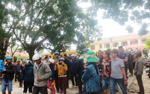 Tạm dừng xây bể chứa nước mặn do dân phản đối