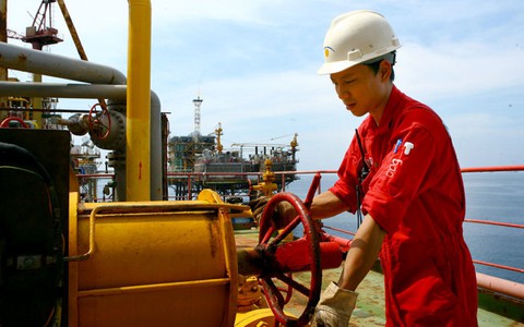 Giá dầu giảm, doanh nghiệp dầu khí chao đảo