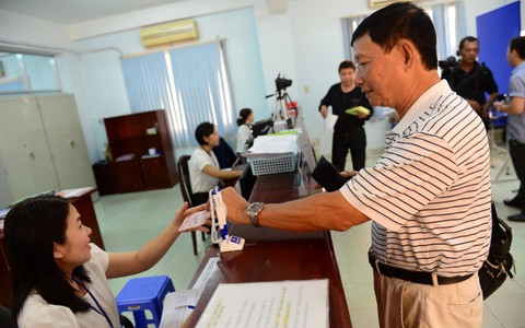 “Xếp hàng” chờ 10 ngày làm giấy phép lái xe quốc tế
