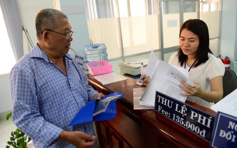 Xếp hàng chờ làm bằng lái xe quốc tế tại TP.HCM