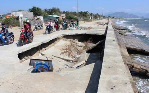 Dân bất an khi đi dọc kè biển liên tiếp gãy sập