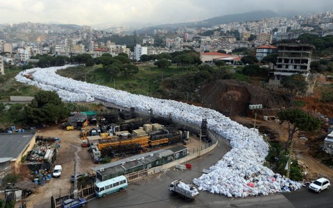 Khủng khiếp những "dòng sông rác" bao vây thủ đô Lebanon