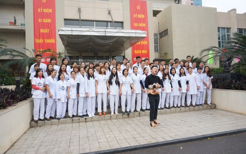 Tùng Dương vào bệnh viện hát ca ngợi "lương y như từ mẫu"