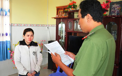 Bắt nghi can trong đường dây làm hộ chiếu, CMND giả