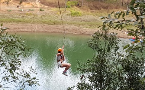 Đình chỉ trò chơi “bay” dây cáp trên hồ nước