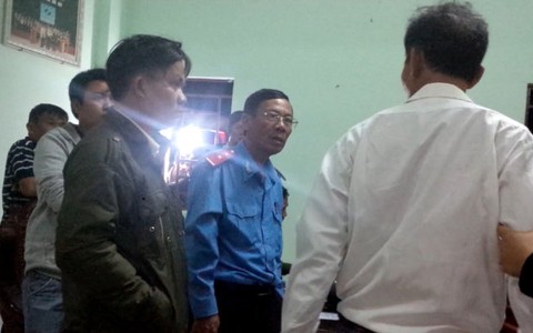Vạ miệng khi làm việc, thanh tra giao thông bị dân đòi "xử"