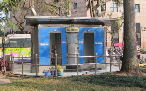 Nhà vệ sinh công cộng giữa thủ đô: vừa bẩn, vừa thiếu