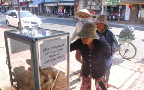 Bánh mì miễn phí cho người nghèo ở Vũng Tàu, Kon Tum