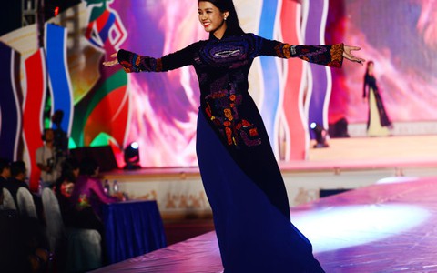 Sang trọng áo dài Sỹ Hoàng "đời 2016"