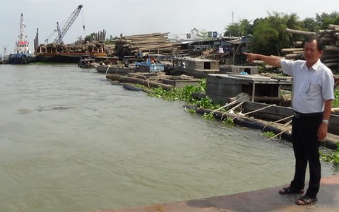 Chiếm dụng bến phà làm nơi tập kết gỗ