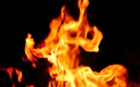 Nghi án một người đàn ông tẩm xăng tự thiêu trong lô cao su