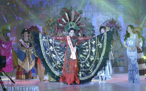 Áo dài giúp Kelly Trang Trần đoạt giải tại Mrs World 2016