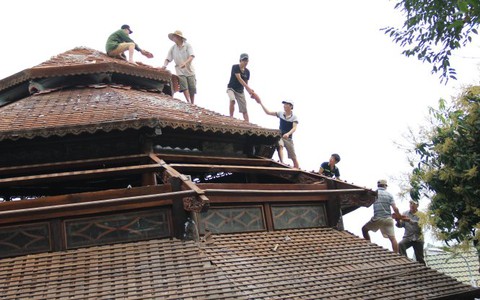 Giám sát việc tháo dỡ biệt phủ gỗ lim của đại gia vàng