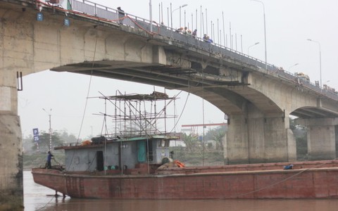 Di dời tàu mắc kẹt dưới gầm cầu An Thái ra ngoài