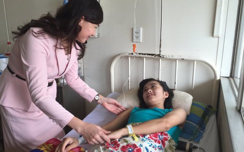 Phải chi bác sĩ giỏi hơn, Vi sẽ không phải lắp chân giả