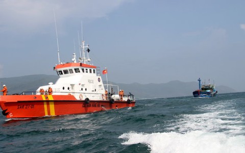 Cứu 9 thuyền viên chìm tàu trên biển