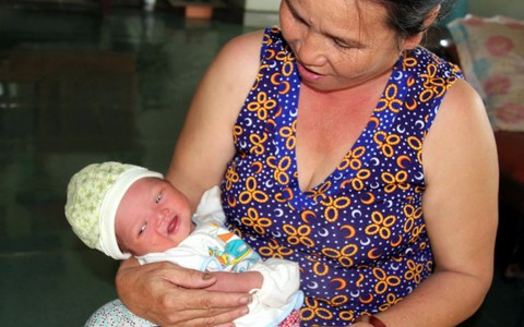 Giao lại em bé bị bỏ rơi cho gia đình