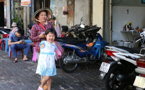 Hai bà cháu “chim cánh cụt”