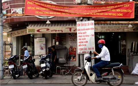 Ngao ngán kiểu băngrôn "Gia đình 2 con vợ chồng hạnh phúc"